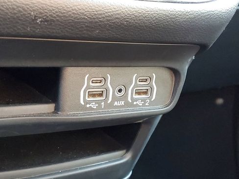 Used 2025 Chrysler Pacifica Select FWD image 36