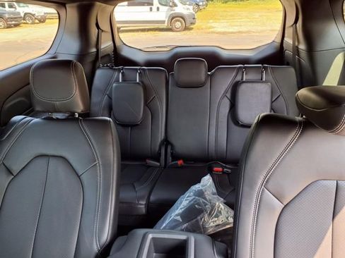 New 2026 Chrysler Pacifica Select image 11