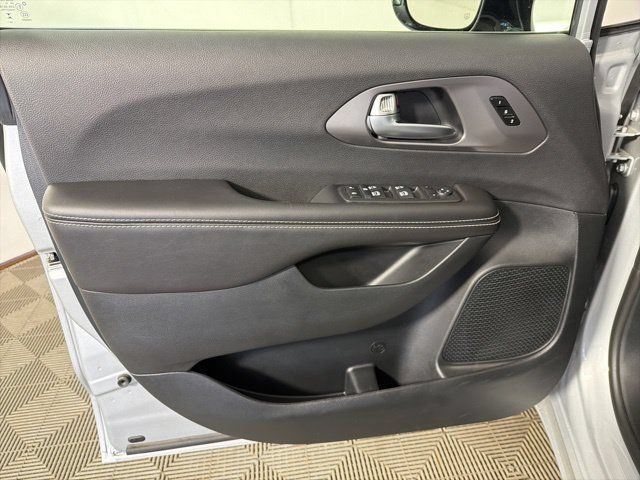 New 2026 Chrysler Pacifica Select AWD/4WD image 11