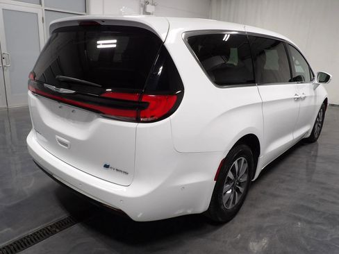 Used 2022 Chrysler Pacifica Touring-L w/ Uconnect Theater Family Group image 6