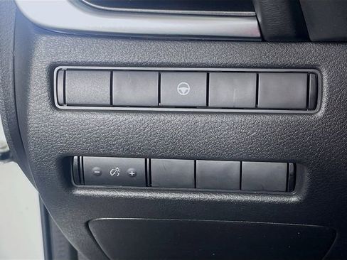 Used 2022 Nissan Rogue SV image 11