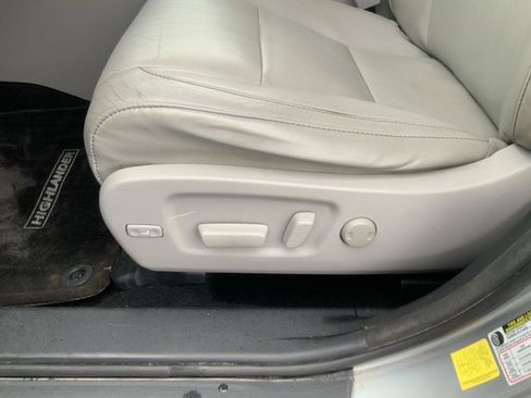 Used 2016 Toyota Highlander XLE image 26