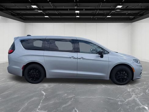 Used 2024 Chrysler Pacifica Touring-L FWD image 6