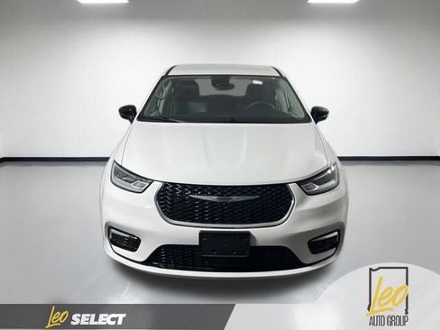 Used 2024 Chrysler Pacifica Touring-L AWD/4WD image 2