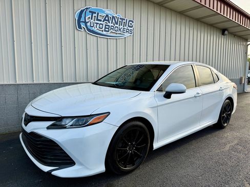Used 2018 Toyota Camry LE FWD image 1