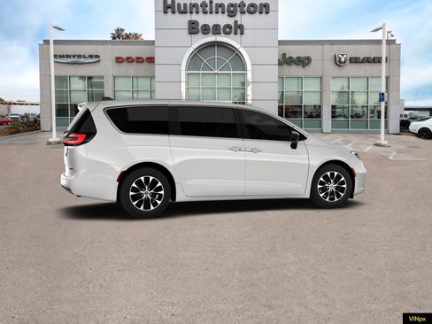 New 2026 Chrysler Pacifica Limited image 15