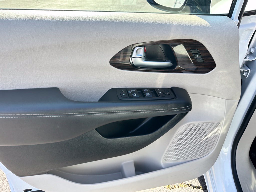 Used 2024 Chrysler Pacifica Limited FWD image 19