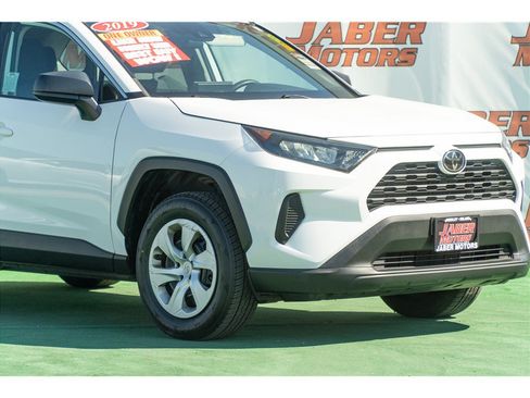 Used 2019 Toyota RAV4 LE FWD image 6