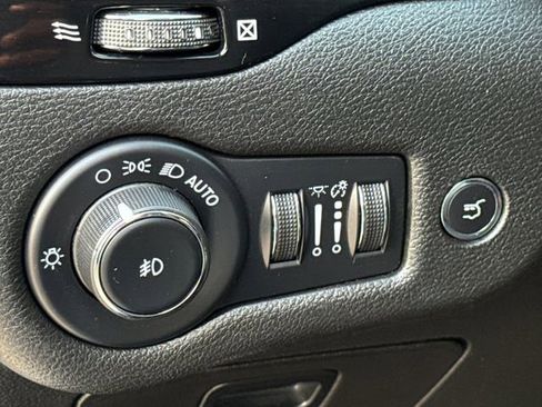 Used 2023 Jeep Cherokee Altitude Lux image 21