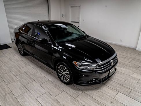 Used 2019 Volkswagen Jetta SE w/ Cold Weather Package FWD image 13