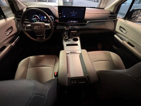 Used 2025 Toyota Sienna XLE image 37