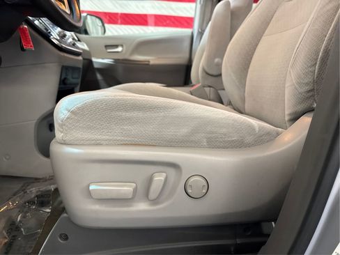 Used 2017 Toyota Sienna LE AWD/4WD image 16