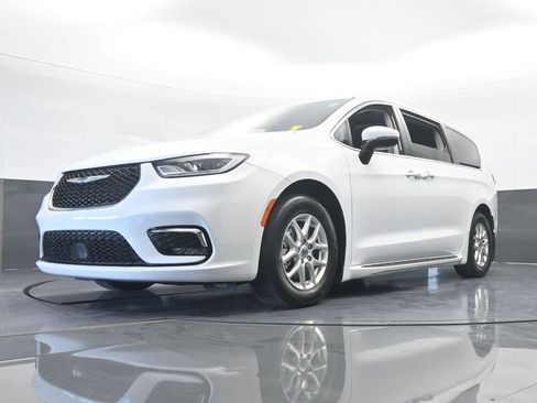 Used 2023 Chrysler Pacifica Touring-L image 57