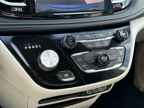 Used 2023 Chrysler Pacifica Touring-L FWD image 24