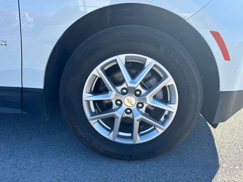 Used 2023 Chevrolet Equinox LT image 3
