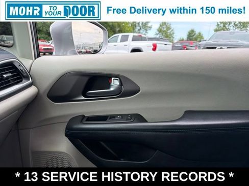 Used 2021 Chrysler Pacifica Touring-L FWD image 27