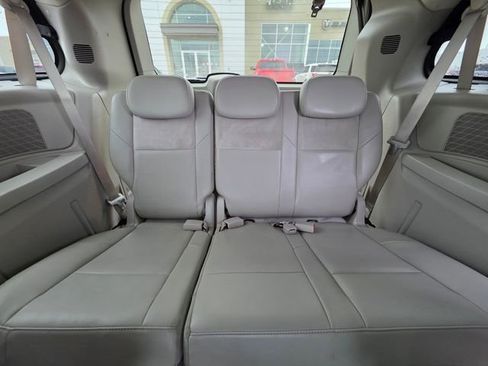 Used 2010 Chrysler Town & Country Limited w/ Trailer Tow Group FWD image 15