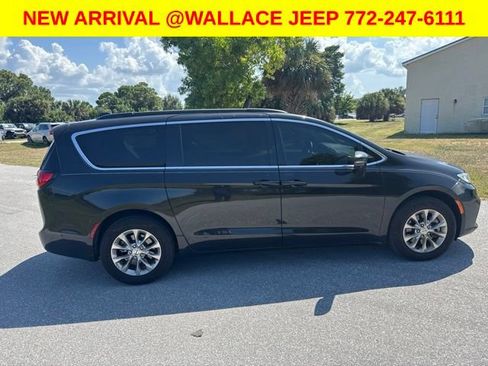 Certified 2022 Chrysler Pacifica Touring-L w/ Uconnect Theater Family Group AWD/4WD image 6