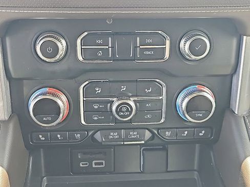 Used 2021 GMC Yukon XL SLT w/ SLT Premium Package AWD/4WD image 25