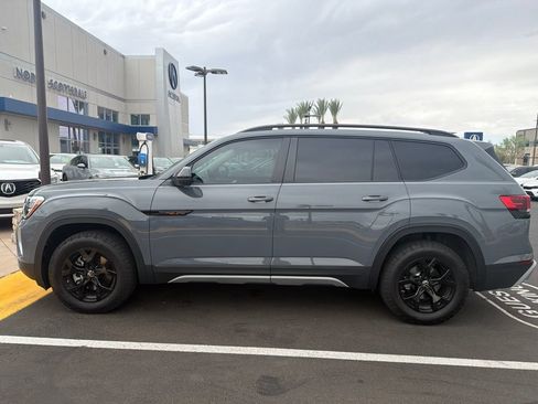 Used 2025 Volkswagen Atlas Peak Edition SE AWD/4WD image 2
