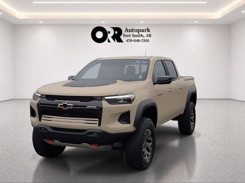 Used 2024 Chevrolet Colorado ZR2 w/ Technology Package AWD/4WD image 2