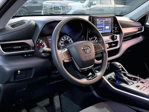 Used 2021 Toyota Highlander L image 16