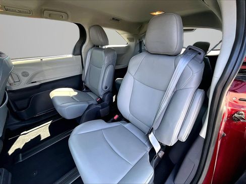 Used 2021 Toyota Sienna XLE w/ XLE Plus Package FWD image 26