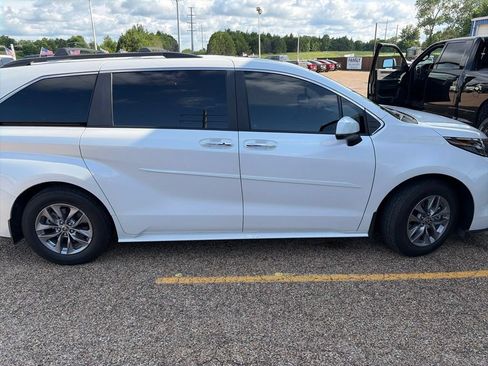 Used 2024 Toyota Sienna XLE FWD image 4