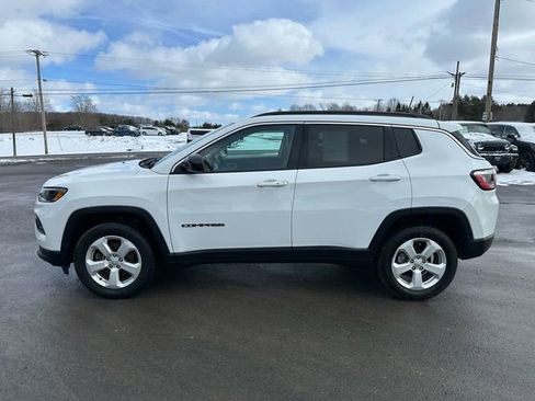 Used 2022 Jeep Compass Latitude w/ Convenience Group AWD/4WD image 2