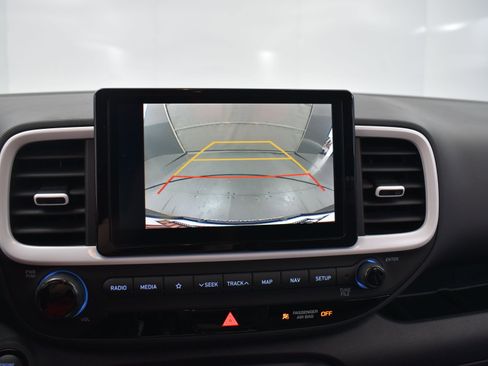 Used 2022 Hyundai Venue Limited image 19