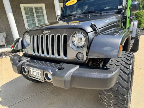 Used 2018 Jeep Wrangler Unlimited Sahara w/ Connectivity Group AWD/4WD image 30