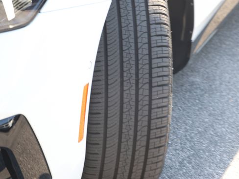 New 2026 BMW 550e xDrive image 7