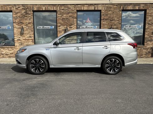 Used 2018 Mitsubishi Outlander SEL AWD/4WD image 2