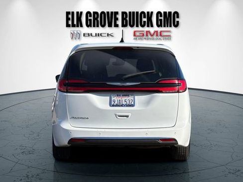 Used 2023 Chrysler Pacifica Touring-L image 5