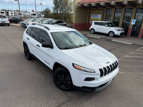 Used 2016 Jeep Cherokee Sport image 2