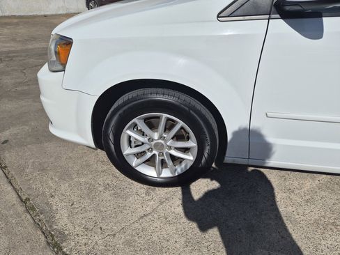 Used 2016 Dodge Grand Caravan SXT image 12