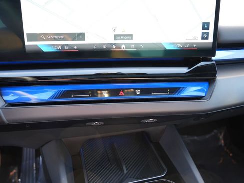 Used 2025 BMW i5 eDrive40i image 16