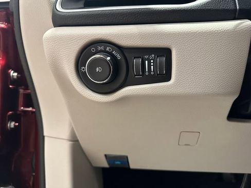 Used 2022 Chrysler Pacifica Touring-L AWD/4WD image 16