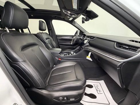 Used 2024 Jeep Grand Cherokee Limited w/ Black Appearance Package image 9