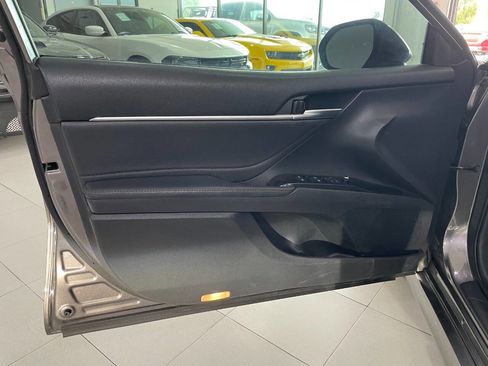 Used 2018 Toyota Camry XLE image 13