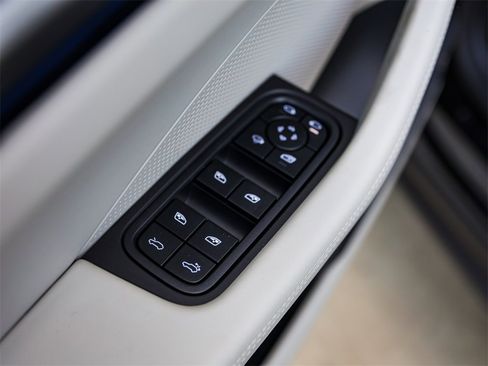 New 2025 Porsche Macan 4 Electric image 30