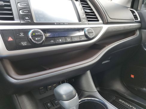 Used 2019 Toyota Highlander AWD V6 image 38