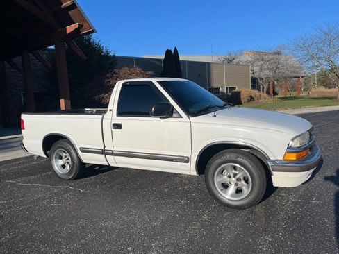 Used 2001 Chevrolet S10 Pickup LS w/ Preferred Equipment Group image 26