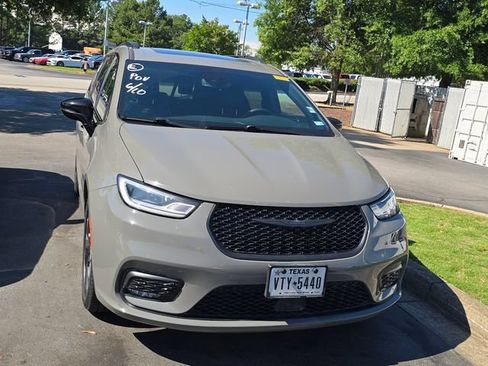 Used 2025 Chrysler Pacifica Limited FWD image 2