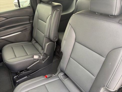Used 2025 Chevrolet Traverse LT w/ Driver Confidence Package image 10
