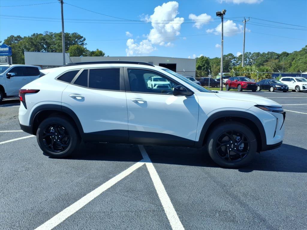 New 2026 Chevrolet Trax LT w/ Midnight Edition FWD image 2