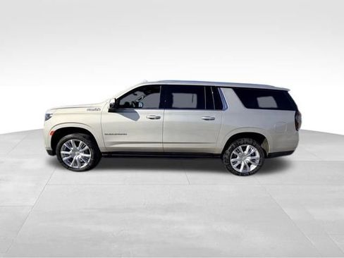 Used 2023 Chevrolet Suburban High Country image 3