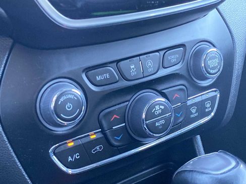 Certified 2022 Jeep Cherokee Limited w/ Elite Package image 23