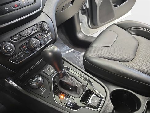 Used 2023 Jeep Cherokee Altitude Lux image 27