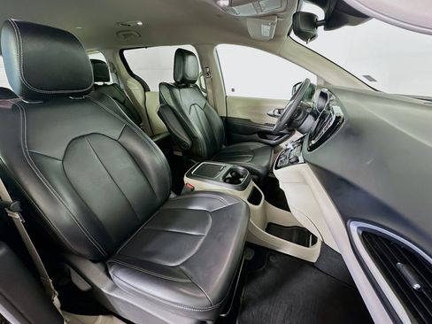 Used 2023 Chrysler Pacifica Touring-L image 30